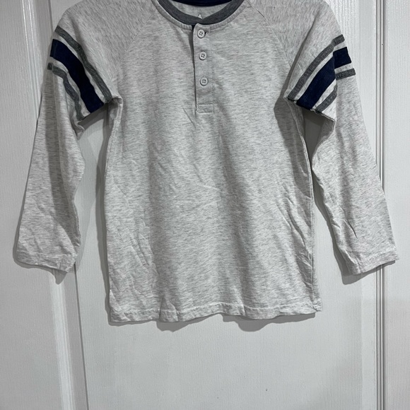 Boys long sleeve shirt size 8 - Picture 2 of 6